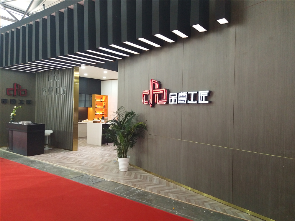 品(pin)尊工(gong)匠張董：原木(mù)現(xian)代(dai)輕奢，将環保進(jin)行到(dao)
